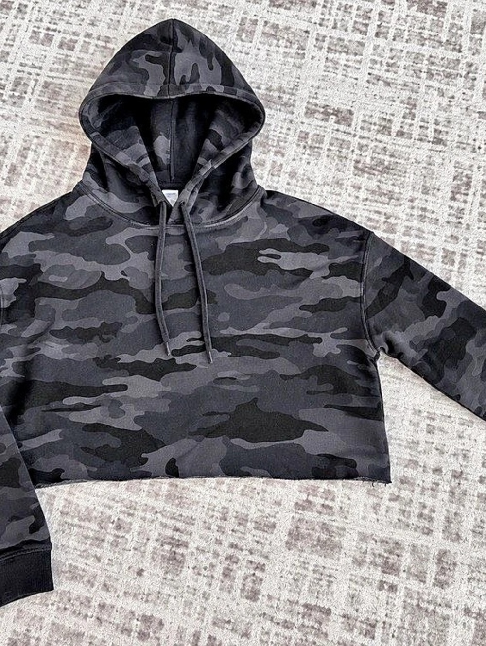 Gildan Women's Camo Cropped Hoodie in Black & Gray
